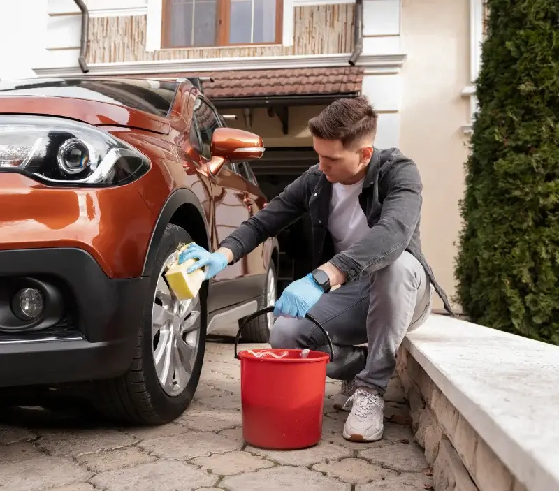 Lavage auto à domicile Chauchailles : professionnel intervenant sur un véhicule
